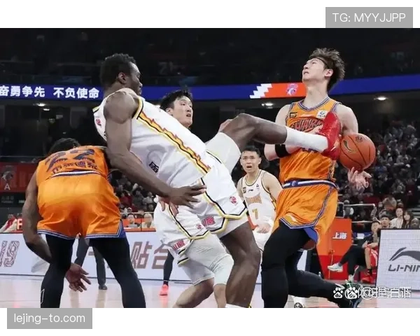 什么是篮球比赛中的“违体犯规”?规则细节解读 什么是篮球比赛中的“违体犯规”?规则细节解读