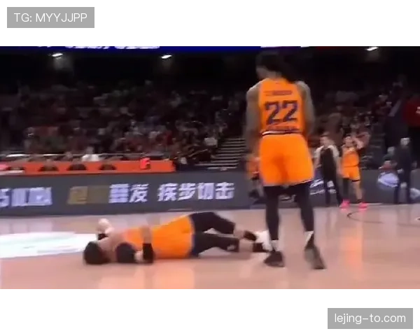 抢篮板犯规判定标准是什么?规则解析与实战判罚详解 抢篮板犯规判定标准是什么?规则解析与实战判罚详解